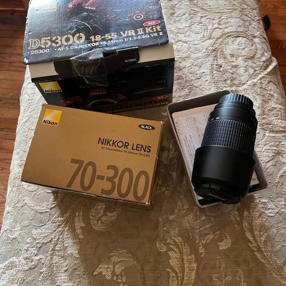 Nikon Red Camera W/ AF-S Nikkor 10-55MM 1:3.5-5.6GII, 70-300MM & MANY EXTRAS!!!! - Picture 15 of 16